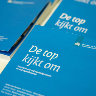 De top kijkt om